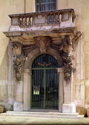 Vista de la entrada del museo con atlantes sosteniendo el balcón